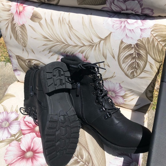 A pair of boots - Picture 3 of 3